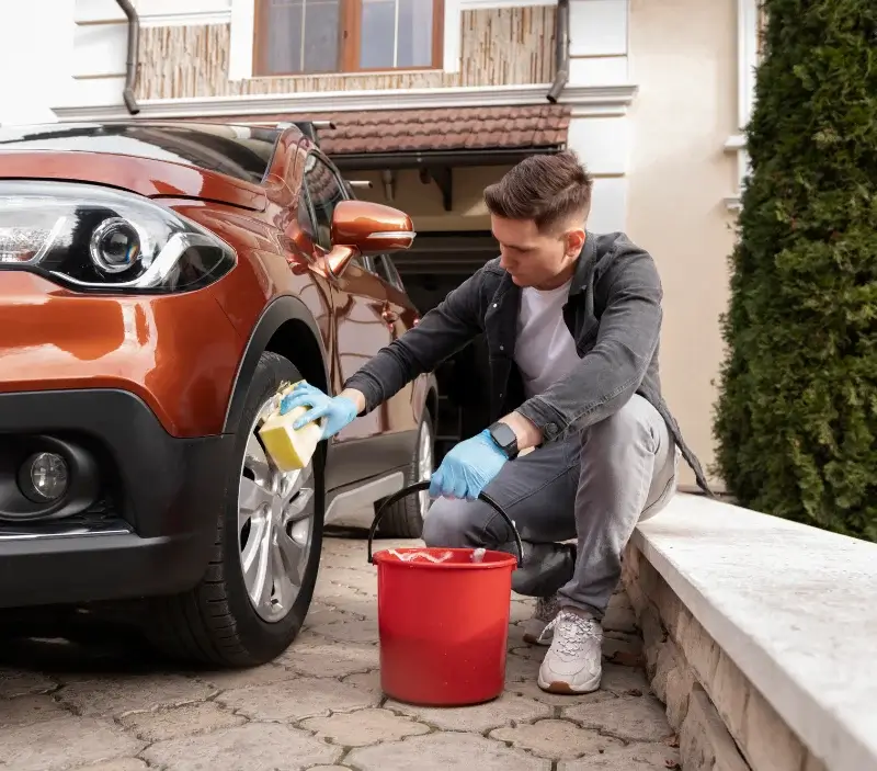 Lavage auto à domicile Saint-Laurent-d'Arce : professionnel intervenant sur un véhicule